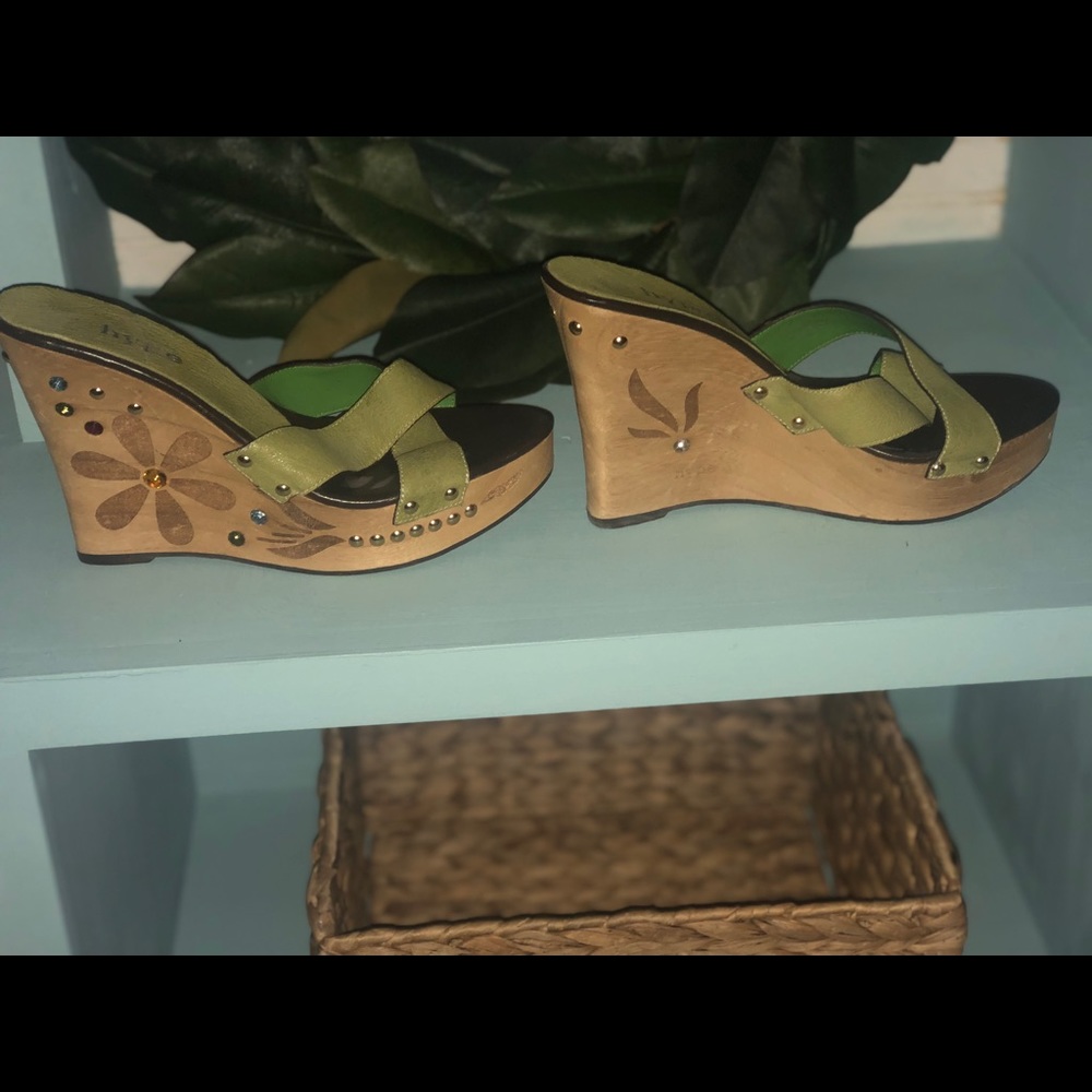 Size 9 Floral Hype wedges